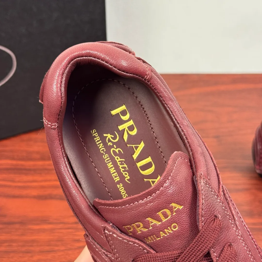 Batch 780 Prada/Prada Montecarlo Re-Edition 2005 Nappa sheepskin/nubuck leather sneakers, men's men's men's shoes for easy shipping! Featuring an antique finish, these sneakers combine style and comfort in a sophisticated and innovative design. The silhouette inspired by driving shoes is soft and flexible, and the deconstructed sole gives it a lightweight look and smooth aesthetic. Prominent top stitching enhances the sporty soul of this hybrid sneaker. It is paired with a lightweight and flexible rubber sole, a visible convex sole pattern embellishment, and a wrapped insole. The whole package! Size: 39-40-41-42-43-44 Leather shoe size Item number: 4E1165 Sheepskin wine red